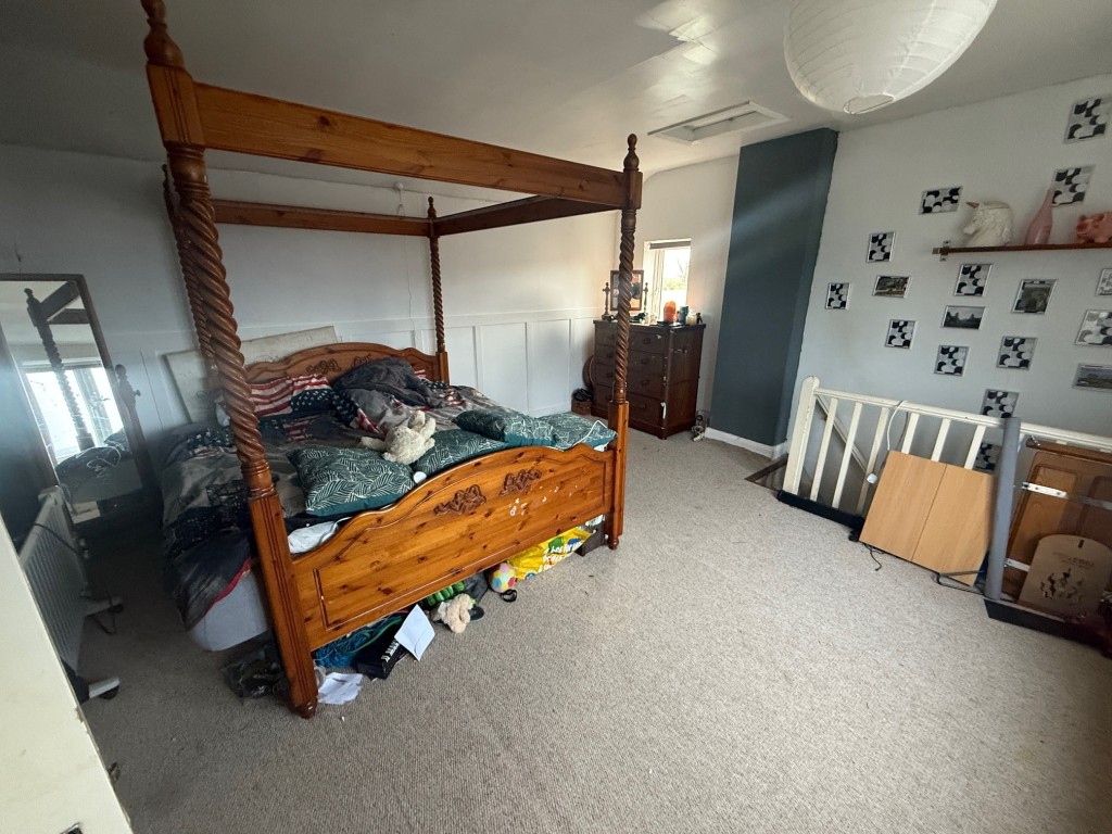 Lot: 82 - HOUSE FOR REPAIR AND IMPROVEMENT - Room on first floor currently used as a bedroom